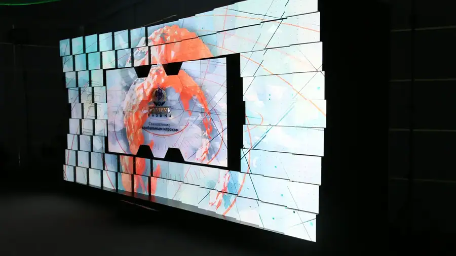 Transformation Forum · screens on robots · Content